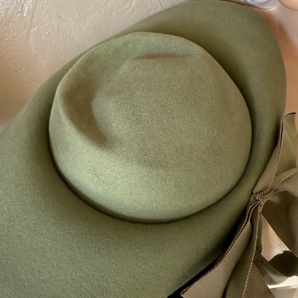 DELIGHTFUL 1940s\' SAGE GREEN FELT WIDE BRIM HAT WITH GROSGRAIN EDGING + BOW main image 10